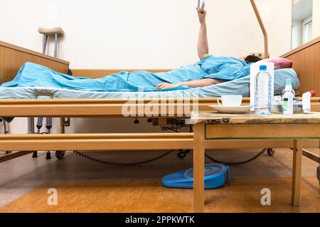 Krankenhausbett mit Haltegriff zu Hause Stockfoto