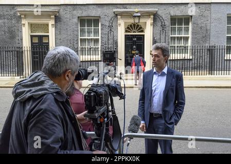 Der ehemalige LibDem MP Tom Brake, jetzt Direktor der parteiübergreifenden Druckgruppe Unlock Democracy, spricht mit Fernsehkameras, nachdem die Aktivisten eine Petition eingereicht haben Stockfoto