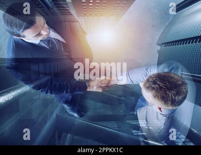 Handshaking business Person im Büro. Konzept der Teamarbeit und Partnerschaft. Double Exposure Stockfoto