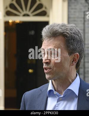 Der ehemalige LibDem MP Tom Brake, jetzt Direktor der parteiübergreifenden Druckgruppe Unlock Democracy, spricht mit Fernsehkameras, nachdem die Aktivisten eine Petition eingereicht haben Stockfoto