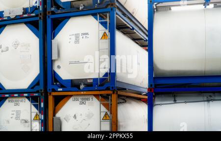 Chemikalienbehälter. ISO-Tankbehälter für Chemikalienzufuhr. Transport von flüssigen Massengütern. Chemieunternehmen. Containerfrachtbereich. Globales Logistikgeschäft. Chemikalienbehälter für LKW-Transport. Stockfoto