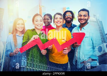 Junge fröhlich-bunten Business Team eine rote statistische Pfeil gedrückt halten. Konzept der wachsenden, erfolgreichen und Gewinn Stockfoto