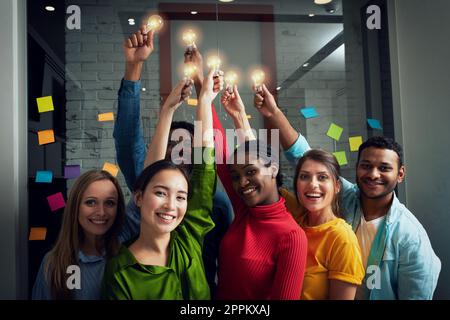Teamarbeit und Brainstorming Konzept mit Geschäftsleuten, die eine Idee mit einer Lampe. Konzept der Startup Stockfoto
