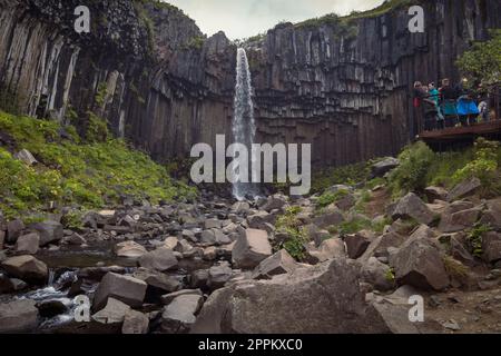 Touristen beobachten Fotos von der Landschaft des Hochwasserfalls Stockfoto