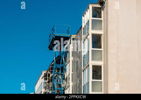 Scherenhubplattform für die Renovierung des mehrstöckigen Gebäudes Stockfoto