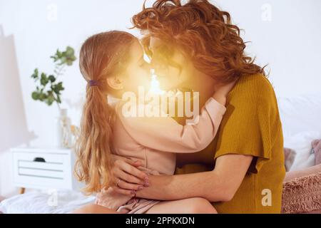 Schwangere Mutter spielt mit ihrer Tochter. Familienkonzept, Freude und Schwangerschaft Stockfoto