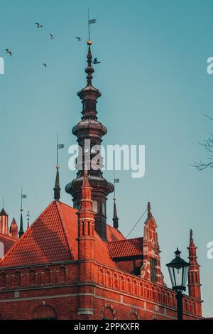 Antike Kirche mit Türmen, Stadtbild-Foto Stockfoto