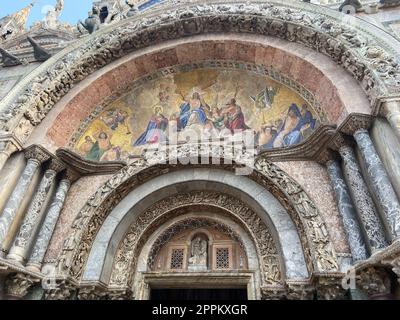 Einrichtung des Portals des Markusdoms in Venedig Stockfoto