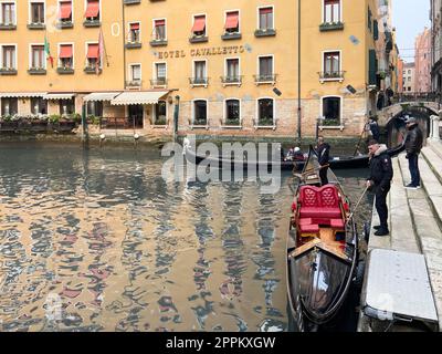 Gondoliere warten in Venedig auf Touristen Stockfoto