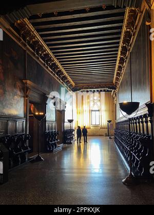 Besucher im Saal des Dogenpalastes in Venedig Stockfoto
