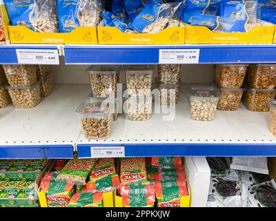 Verpackte Nüsse und Preise im Supermarkt in Venedig Stockfoto