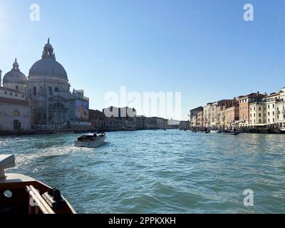 Blick auf den Canale Grande vom Vaporetto in Venedig Stockfoto