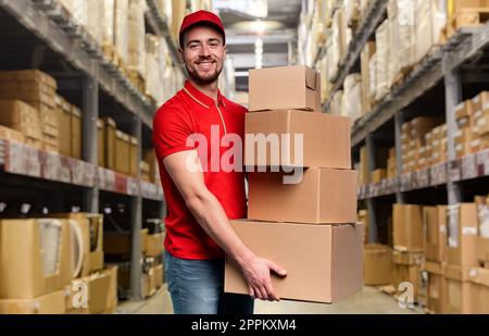 Courier hat viele Schachteln zur Lieferung. Emotionaler Ausdruck Stockfoto