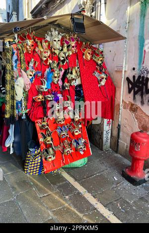 Maskenmasken auf Stall während des venezianischen Karnevals Stockfoto