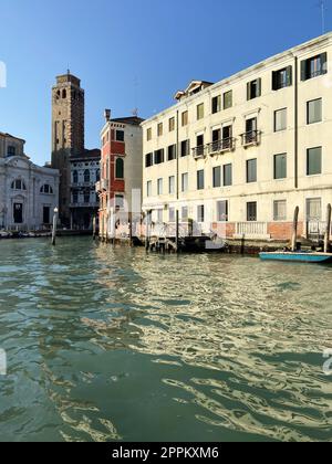 Blick vom Vaporetto auf den Canal Grande des Campanileon Stockfoto