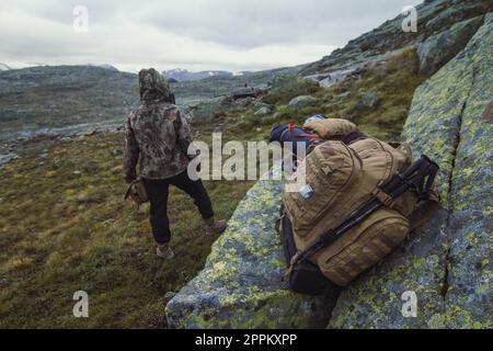 Nahaufnahme des Wanderer Rucksacks auf dem Felsen auf dem Highland Concept Photo Stockfoto