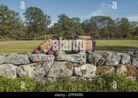 Wanderrucksäcke am Kalksteinzaun, Landschaftsfoto Stockfoto