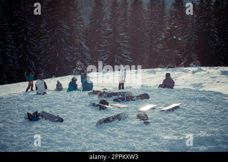 Snowboarder-Team beim Landschaftsfoto des Resorts Stockfoto