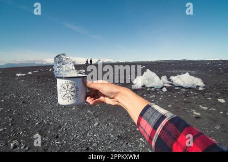 Nahaufnahme einer Frau, die einen Becher mit Eiskonzept zeigt Stockfoto