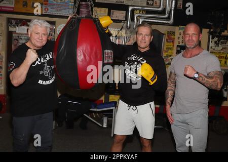 Carsten Marek, Hinnerk Baumgarten, Ken Hoevermann, Fotogelegenheit als Teil der Reportage-Serie DAS INTERVIEW-MITTAGESSEN, Ritze Hamburg, 14.02.2023 Stockfoto