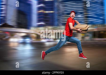 Kurier fährt schnell, um schnell Pizza zu liefern. Hintergrund Zyan Stockfoto