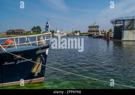 DEN HELDER, NIEDERLANDE - 25. AUGUST 2013: Schiffe im Hafen von Den Helder, Provinz Nordholland, Niederlande Stockfoto