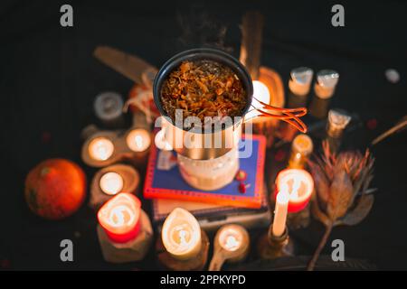 Nahaufnahme Campingtopf mit Eintopf und Kerzen Konzeptfoto Stockfoto