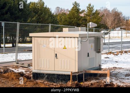 Neuer elektrischer Schaltschrankständer auf der neuen Baustelle Stockfoto