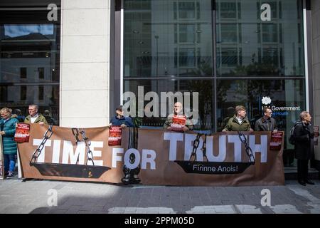 Time for Truth and Justice-Aktivisten während eines Protests gegen das Northern Ireland Troubles (Legacy and Reconciliation) Bill vor dem Northern Ireland Office (NIO) im Erskine House in Belfast. Foto: Montag, 23 2023. April. Stockfoto