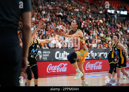 Valencia, Spanien. 23. April 2023. Cristina Ouvina von Valencia Basket in Aktion während des Play off Quarterfinals von Liga Endesa im Pavilion Fuente de San Luis. Valencia Basket 77:35 Movistar Estudiantes Credit: SOPA Images Limited/Alamy Live News Stockfoto