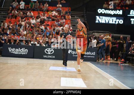 Valencia, Spanien. 23. April 2023. Cristina Ouvina von Valencia Basket in Aktion während des Play off Quarterfinals von Liga Endesa im Pavilion Fuente de San Luis. Valencia Basket 77:35 Movistar Estudiantes Credit: SOPA Images Limited/Alamy Live News Stockfoto