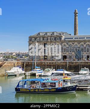 Plymouth's Royal William Yard Prezzo Restaurant überblickt den Hafen und den Fährdienst, aber leider gehört es zu denjenigen, deren Schließung angekündigt wurde Stockfoto