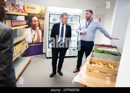 Der Labour-Führer Keir Starmer zeigt überschüssige Lebensmittel, die im Pantry am St. Giles Trust in Camberwell, South London, einem lokalen Lebensmittelzentrum, erhältlich sind. Foto: Montag, 24. April 2023. Stockfoto