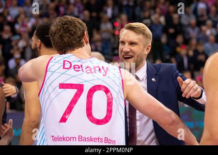 Cheftrainer Tuomas IISALO (BON, rechts) ist mit Finn DELANY (BON) über den Sieg zufrieden. Lacht. Jubel, Freude, den Eintritt in die letzten vier zu feiern. Endstand 83:77, Basketball Champions League / Telekom Baskets Bonn-SIG Straßburg / BONN vs SIG / Playoffs Quarter-Finals - Quarterfinals / 3. Spiel / Best of 3, in der TELEKOMDOME am 18. April 2023 Stockfoto