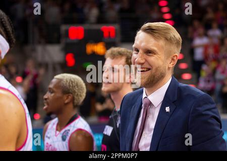 Cheftrainer Tuomas IISALO (BON, rechts) freut sich über den Sieg. Lacht. Jubel, Freude, den Eintritt in die letzten vier zu feiern. Endstand 83:77, Basketball Champions League / Telekom Baskets Bonn-SIG Straßburg / BONN vs SIG / Playoffs Quarter-Finals - Quarterfinals / 3. Spiel / Best of 3, in der TELEKOMDOME am 18. April 2023 Stockfoto