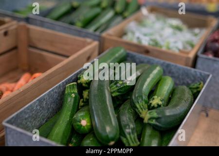 Zucchini sind überschüssige Lebensmittel, die im Pantry at St Giles Trust in Camberwell, Süd-London, einem lokalen Lebensmittelzentrum, erhältlich sind. Foto: Montag, 24. April 2023. Stockfoto