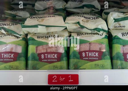 Richmond-Würstchen sind überschüssige Lebensmittel, die im Pantry am St. Giles Trust in Camberwell, South London, einem lokalen Lebensmittelzentrum, erhältlich sind. Foto: Montag, 24. April 2023. Stockfoto