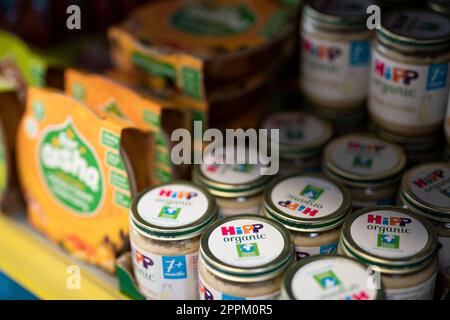 Hipp Organic Babynahrung, ein Lebensmittelüberschuss, wird im Pantry am St. Giles Trust in Camberwell, Süd-London, einem lokalen Lebensmittelzentrum, angeboten. Foto: Montag, 24. April 2023. Stockfoto