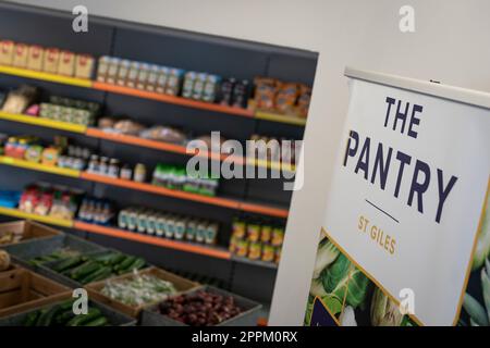 The Pantry at St Giles Trust in Camberwell, Süd-London, ein lokales Lebensmittelzentrum. Foto: Montag, 24. April 2023. Stockfoto