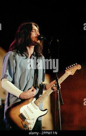 Verona Italien 1999-04-09: Die Red Hot Chili Peppers Band in der Festivalbar in der Arena , der Gitarrist John Frusciante während der Show Stockfoto