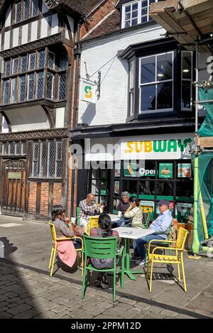 Asiatische Familiengruppen essen im Subway-Restaurant Henley Street Stratford upon Avon, England Stockfoto