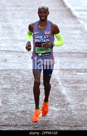 Sir Mo FARAH (GBR) aus Großbritannien überquert die Grenze beim Männerrennen beim TCS London Marathon 2023. Stockfoto