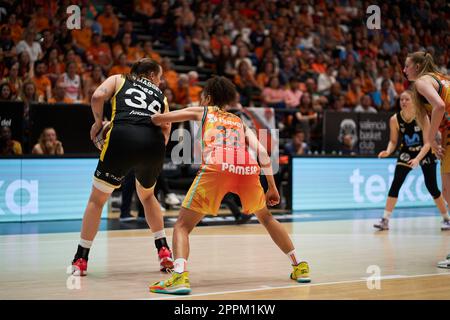 Valencia, Spanien. 23. April 2023. Billie Kim Massey von Movistar Estudiantes (L) und Cierra Burdick von Valencia Basket (R) in Aktion während des Play off Quartals von Liga Endesa im Pavilion Fuente de San Luis. Valencia Basket 77:35 Movistar Estudiantes (Foto: Vicente Vidal Fernandez/SOPA Images/Sipa USA). Guthaben: SIPA Live USA/Alamy News Stockfoto