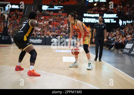 Valencia, Spanien. 23. April 2023. Nadia Angelique Fingall von Movistar Estudiantes (L) und Alba Torrens von Valencia Basket (R) in Aktion während des Play off Viertelfinals von Liga Endesa im Pavilion Fuente de San Luis. Valencia Basket 77:35 Movistar Estudiantes (Foto: Vicente Vidal Fernandez/SOPA Images/Sipa USA) Kredit: SIPA USA/Alamy Live News Stockfoto