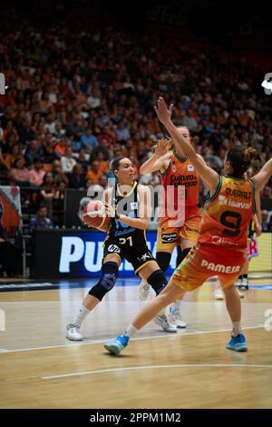 Valencia, Spanien. 23. April 2023. Itsaso Conde von Movistar Estudiantes in Aktion während des Abspielens der Viertelfinale von Liga Endesa im Pavilion Fuente de San Luis. Valencia Basket 77:35 Movistar Estudiantes (Foto: Vicente Vidal Fernandez/SOPA Images/Sipa USA) SIPA USA/Alamy Live News Stockfoto