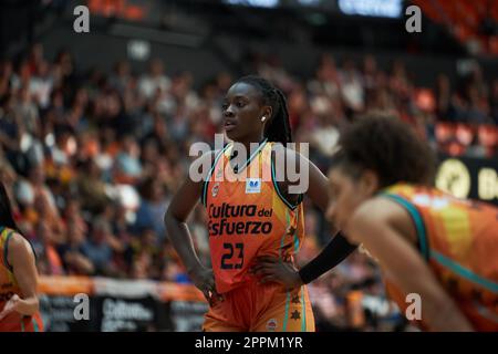 Valencia, Spanien. 23. April 2023. AWA Fam of Valencia Basket in Aktion während des Play off Viertelfinals der Liga Endesa im Pavilion Fuente de San Luis. Valencia Basket 77:35 Movistar Estudiantes (Foto: Vicente Vidal Fernandez/SOPA Images/Sipa USA) Kredit: SIPA USA/Alamy Live News Stockfoto
