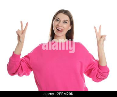 Frau, die Nummer vier zeigt, mit ihren Händen auf weißem Hintergrund Stockfoto