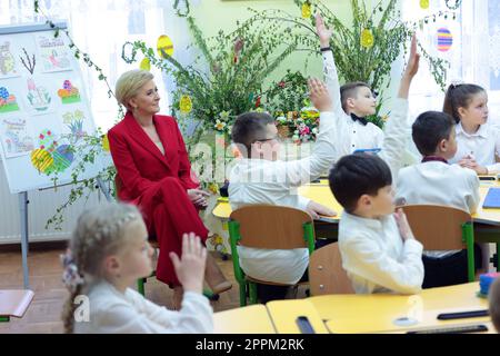 MOSTYSKA, UKRAINE - 21. APRIL 2023 - First Lady of Poland Agata Kornhauser-Duda besucht Saint Queen Jadwiga Lyseum N3, Mostyska, Region Lemberg, West Stockfoto