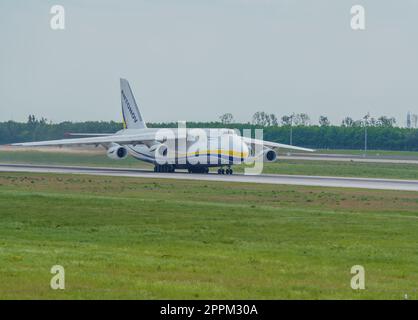 Auf der Startbahn des Flughafens Leipzig ist ein Flugzeug des Typs Antonov 124-100 abgebildet Stockfoto