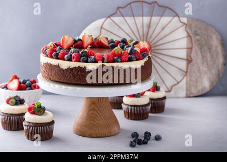Schokoladen- und Vanille-Käsekuchen mit dunkler Schokoladenganache und Sommerbeeren Stockfoto